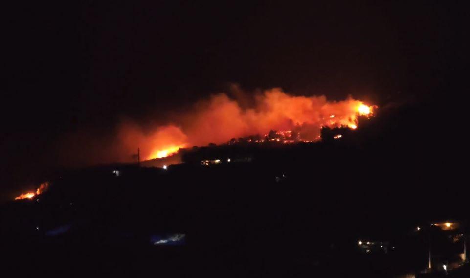 Συναγερμός στην Κερατέα: Φωτιά και προειδοποίηση εκκένωσης μέσω του 112