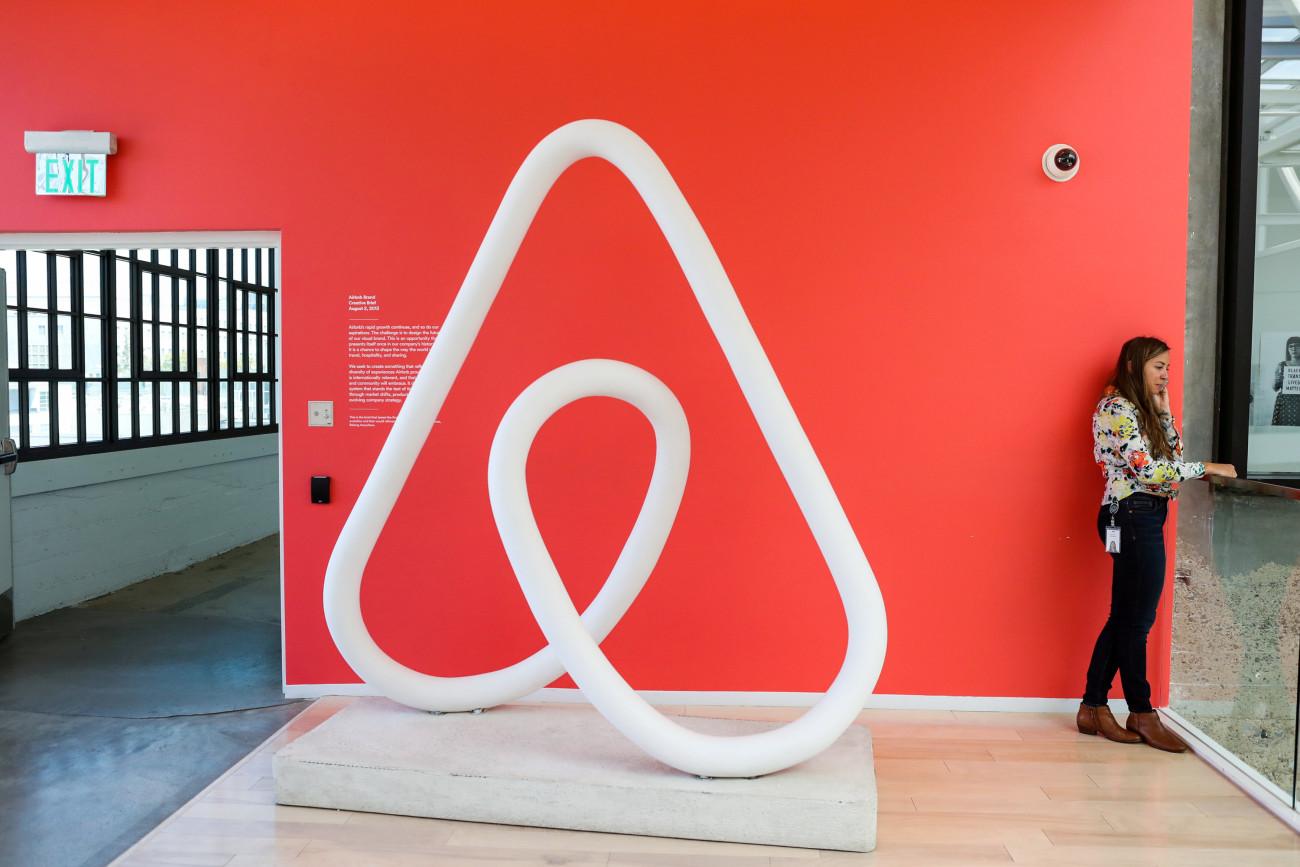 Airbnb: Η εκρηκτική αύξηση της βραχυχρόνιας μίσθωσης στην Αττική και οι προκλήσεις για την τοπική κοινωνία
