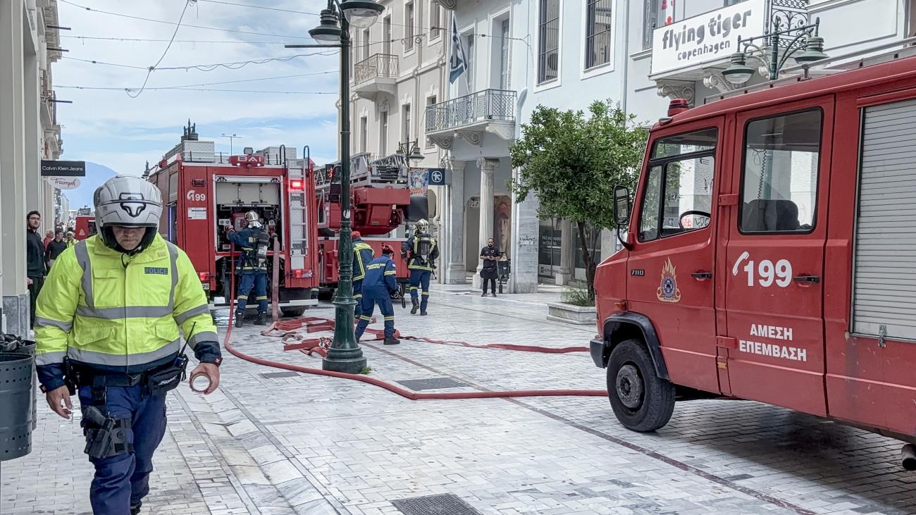 Πάτρα: Έκρηξη φωτιάς σε κατάστημα, βίντεο από μαθητές