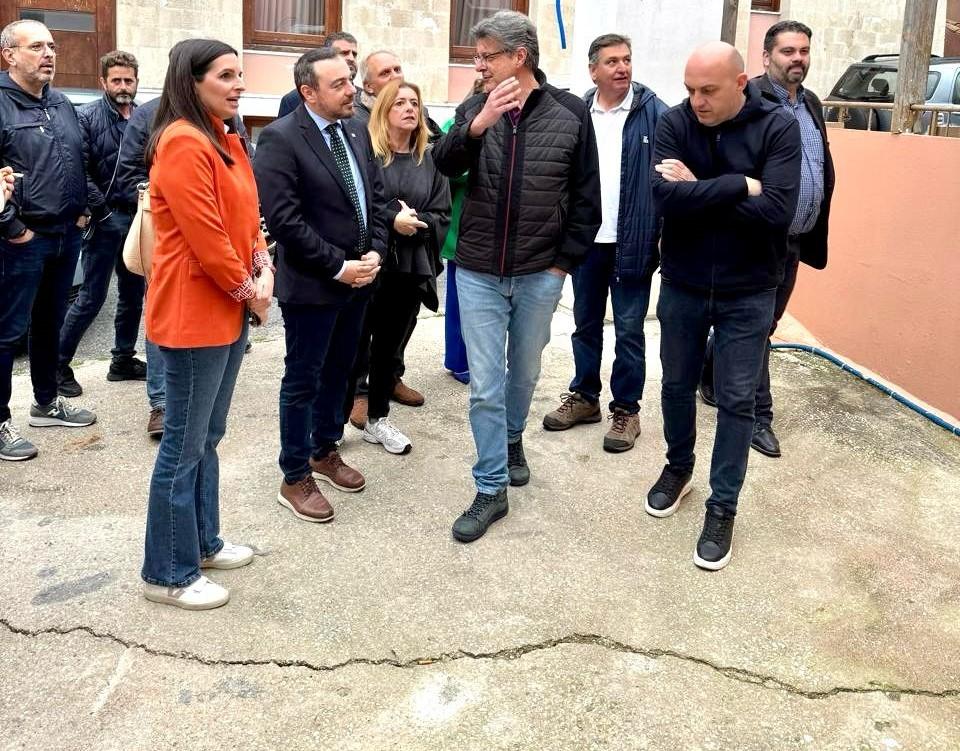 Επίσκεψη κλιμακίου του ΠΑΣΟΚ στις Βούτες για τις ρηγματώσεις