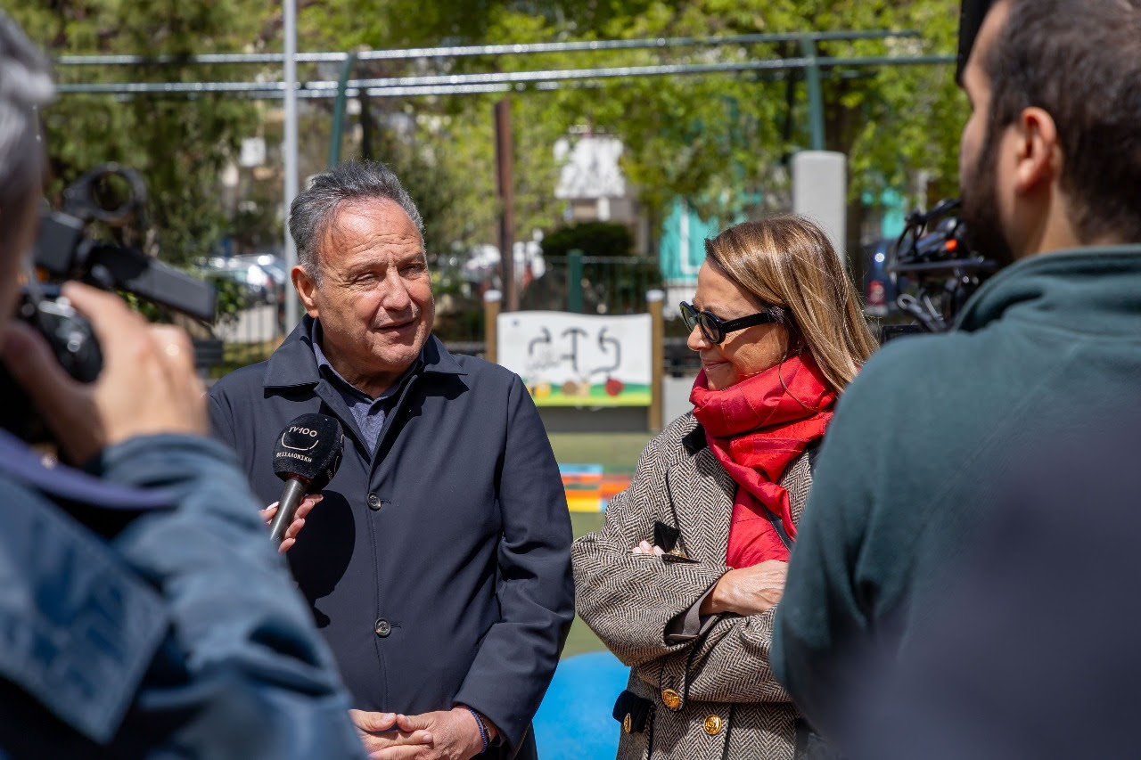 Δήμος Θεσσαλονίκης: Παραδόθηκε προς χρήση η ανακαινισμένη παιδική χαρά στην αναμορφωμένη πλατεία Καούδη