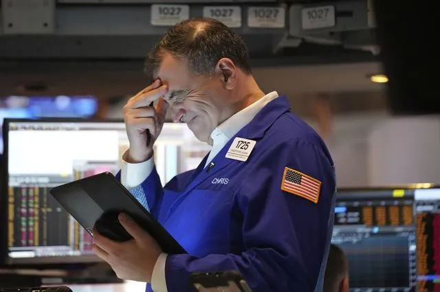 Κατάρρευση στη Wall Street και διεθνής οικονομικός αναβρασμός – Σε σοκ οι αγορές από τους νέους δασμούς Τραμπ