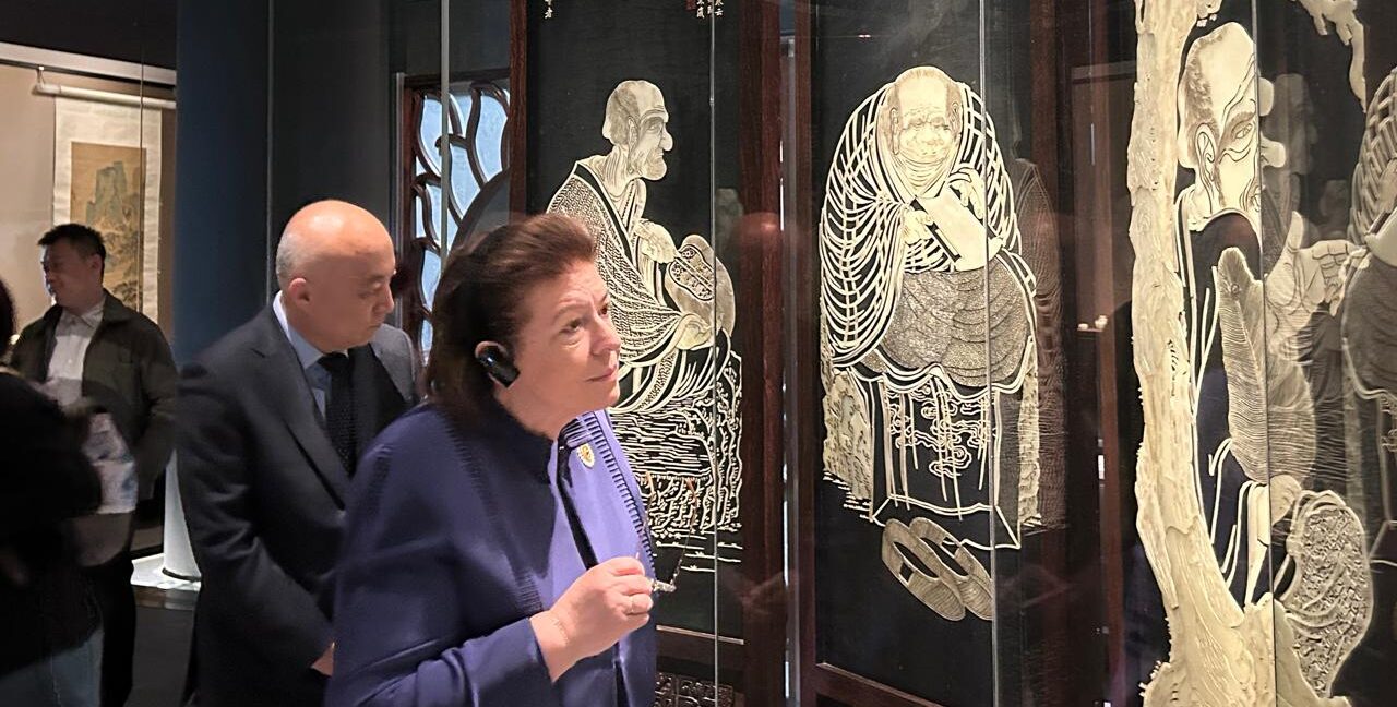 Λίνα Μενδώνη: Εγκαίνια της έκθεσης «Δαίδαλος: Μύθοι της Κρήτης» στο Palace Museum, του Πεκίνου