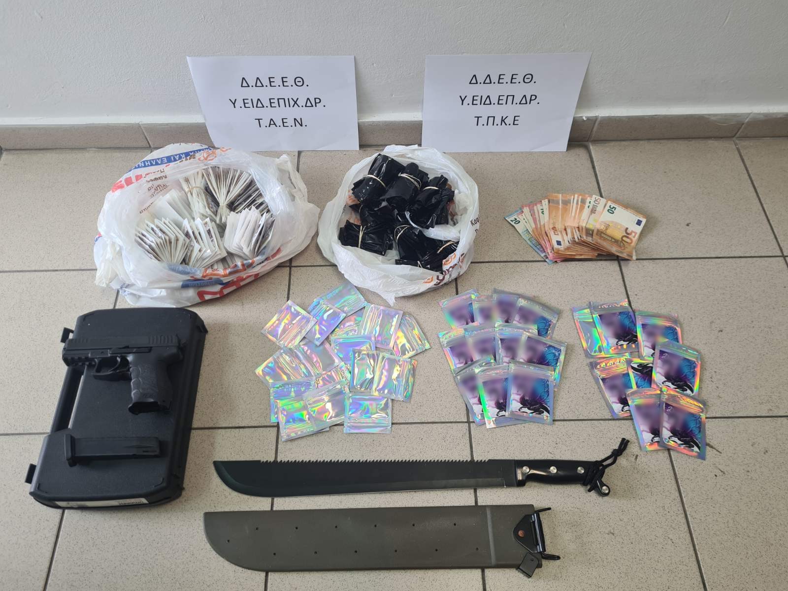 Θεσσαλονίκη: Μίνι μάρκετ ως κάλυψη για διακίνηση ναρκωτικών στην Ανάληψη – Τρεις συλλήψεις και κατασχέσεις