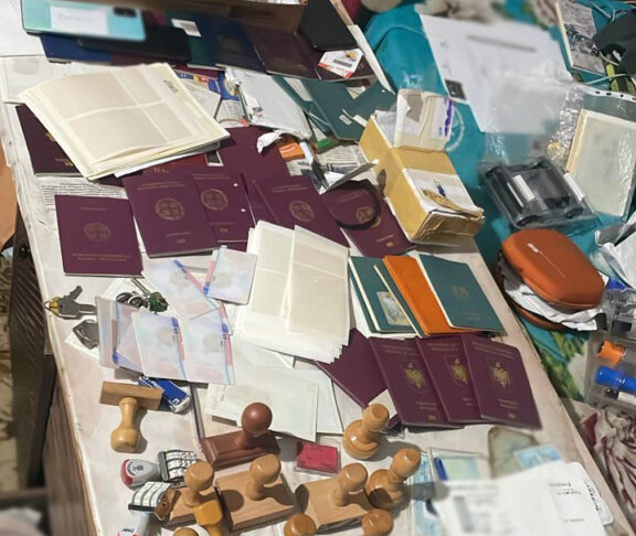 Μεγάλη επιχείρηση της ΕΛ.ΑΣ για εξάρθρωση κυκλώματος παράνομης διακίνησης μεταναστών – Κέρδη πάνω από 4 εκατ. ευρώ (Βίντεο)