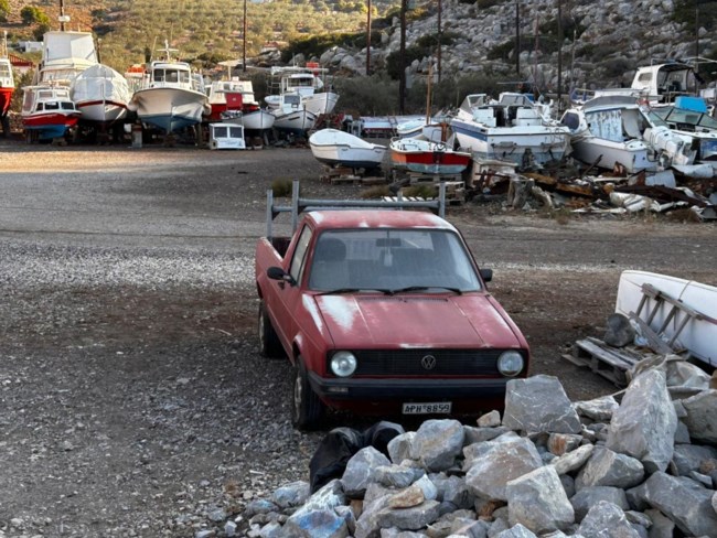 Ύδρα: Ο νόμος απαγορεύει τα οχήματα, η πραγματικότητα τα προσπερνά