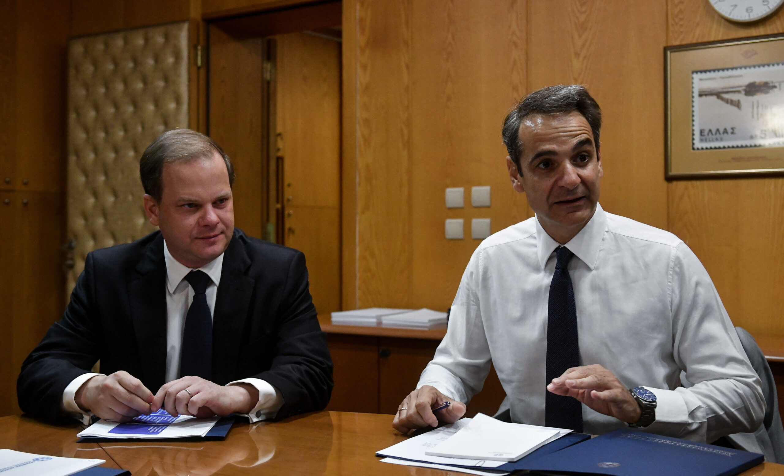 Ο Μητσοτάκης απλώνει «δίχτυ προστασίας» στον Καραμανλή για τα Τέμπη