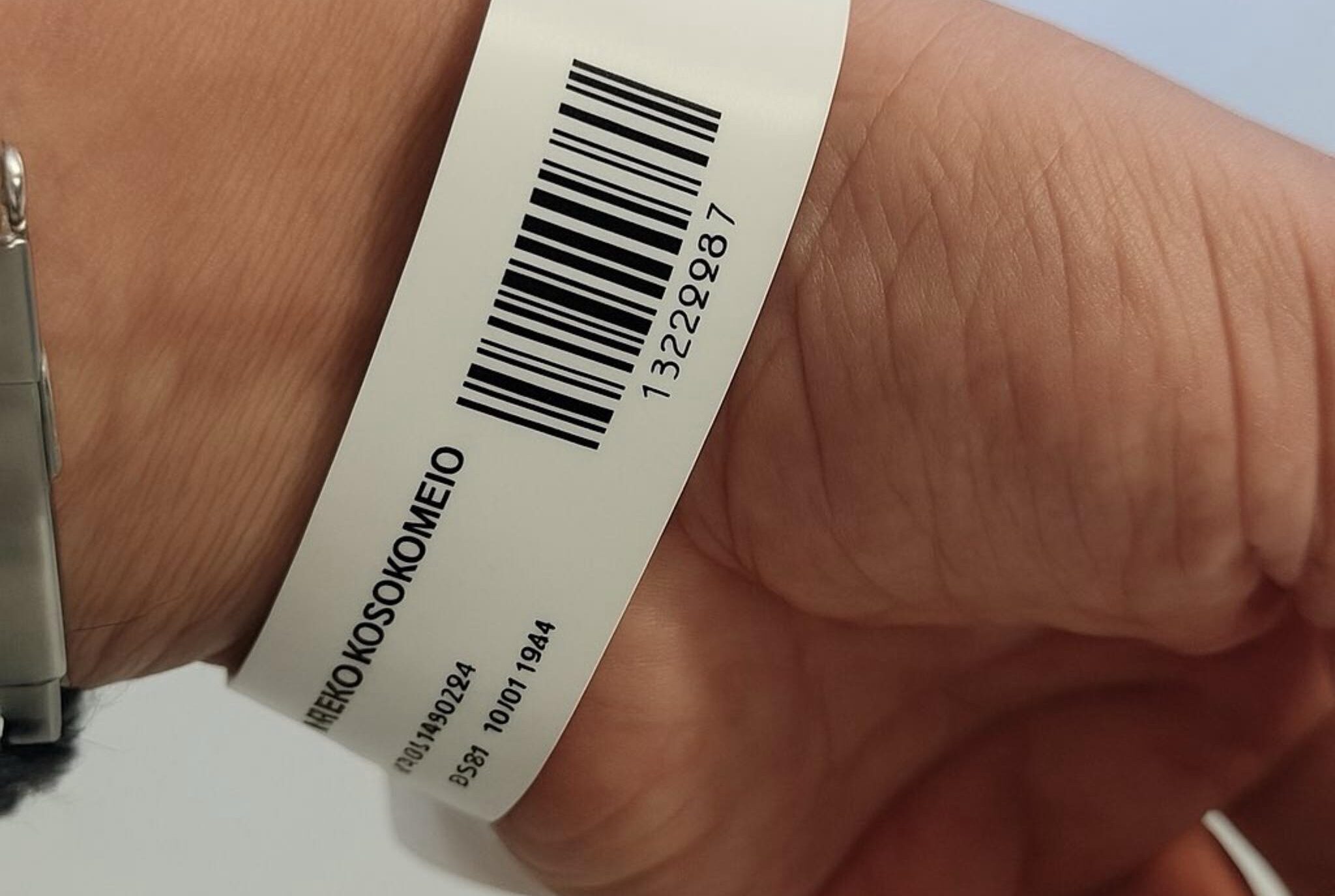 Ψηφιοποιείται η διαδρομή του ασθενούς στα Επείγοντα: Το νέο «βραχιολάκι» ιχνηλάτησης στον Ευαγγελισμό – Ποια η λειτουργία του