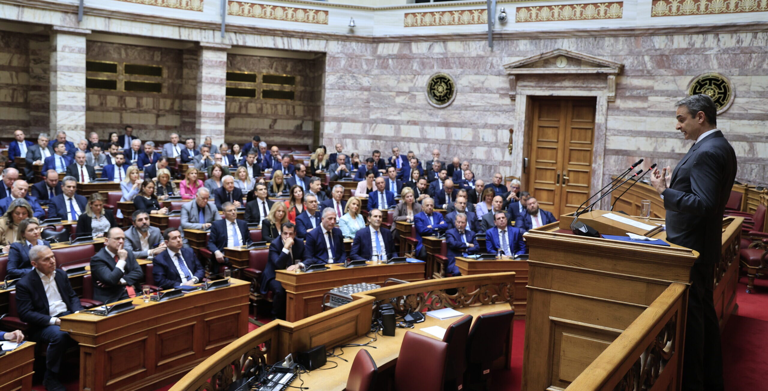 Η εντατικοποίηση του «πολιτικού μασάζ» στους βουλευτές της ΝΔ και η στρατηγική για τα Τέμπη