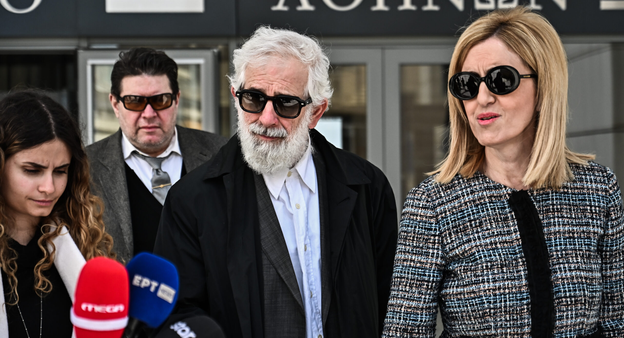 Ξανά απών από τη δίκη του ο Πέτρος Φιλιππίδης – «Ουρούσε επιδεικτικά στον νιπτήρα του καμαρινιού μου», καταγγέλλει η Παπαχαραλάμπους