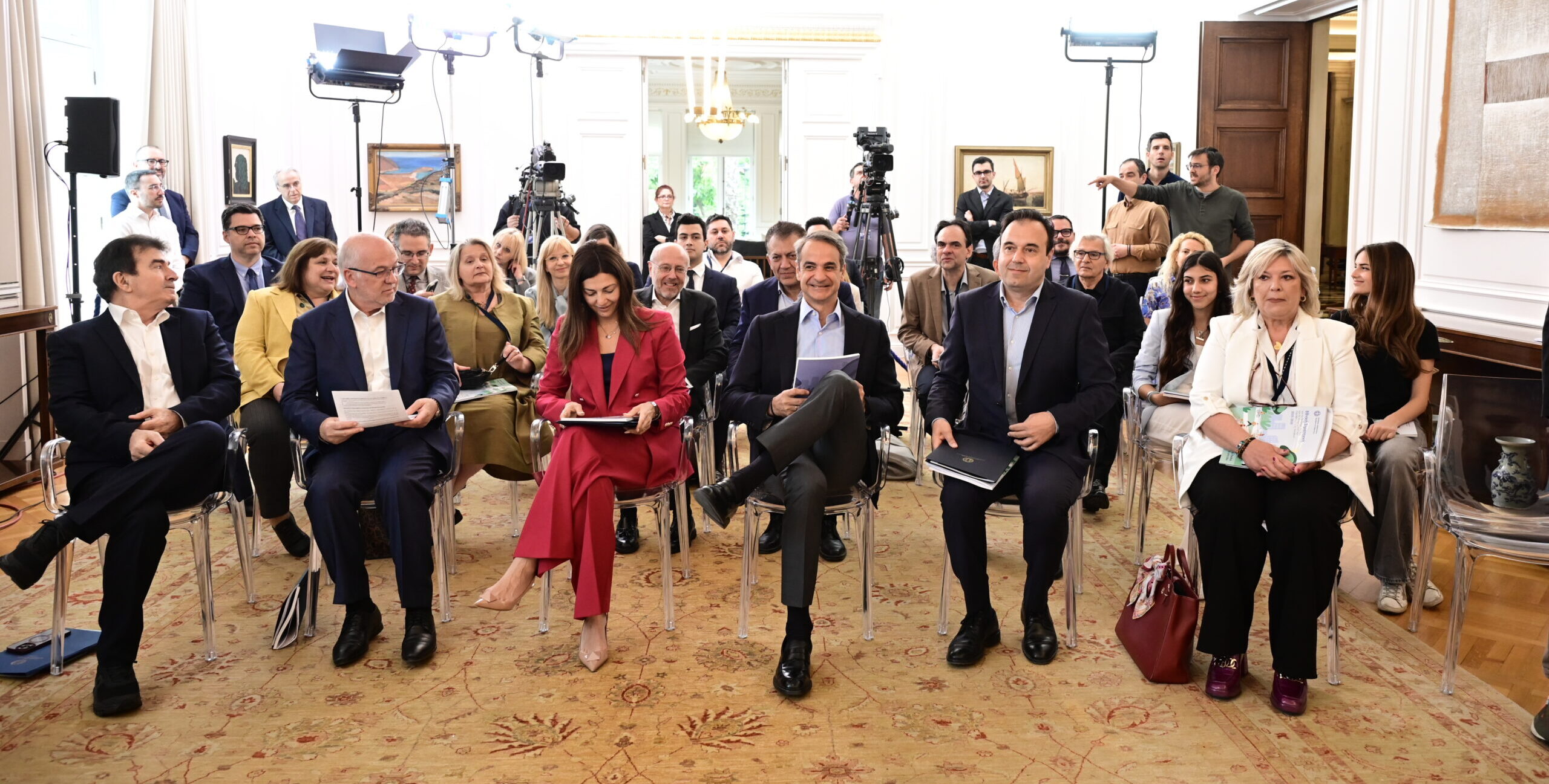 Σε εξέλιξη οι ανακοινώσεις για την εθνική στρατηγική για τη βία ανηλίκων – Στο τέλος η τοποθέτηση του πρωθυπουργού