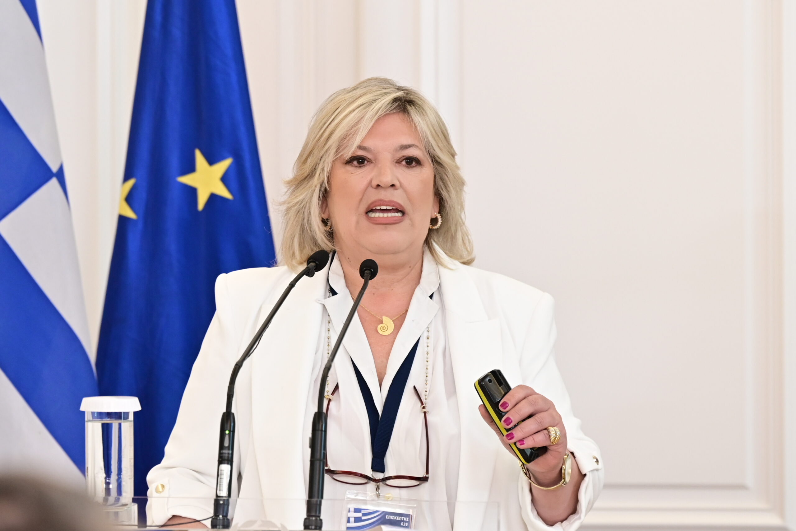 Β. Αρτινοπούλου: «Δεν είναι φυσιολογικό να ζεις με τη βία» – Τέλος στις αποβολές, κοινωνική εργασία για όσους κάνουν bullying