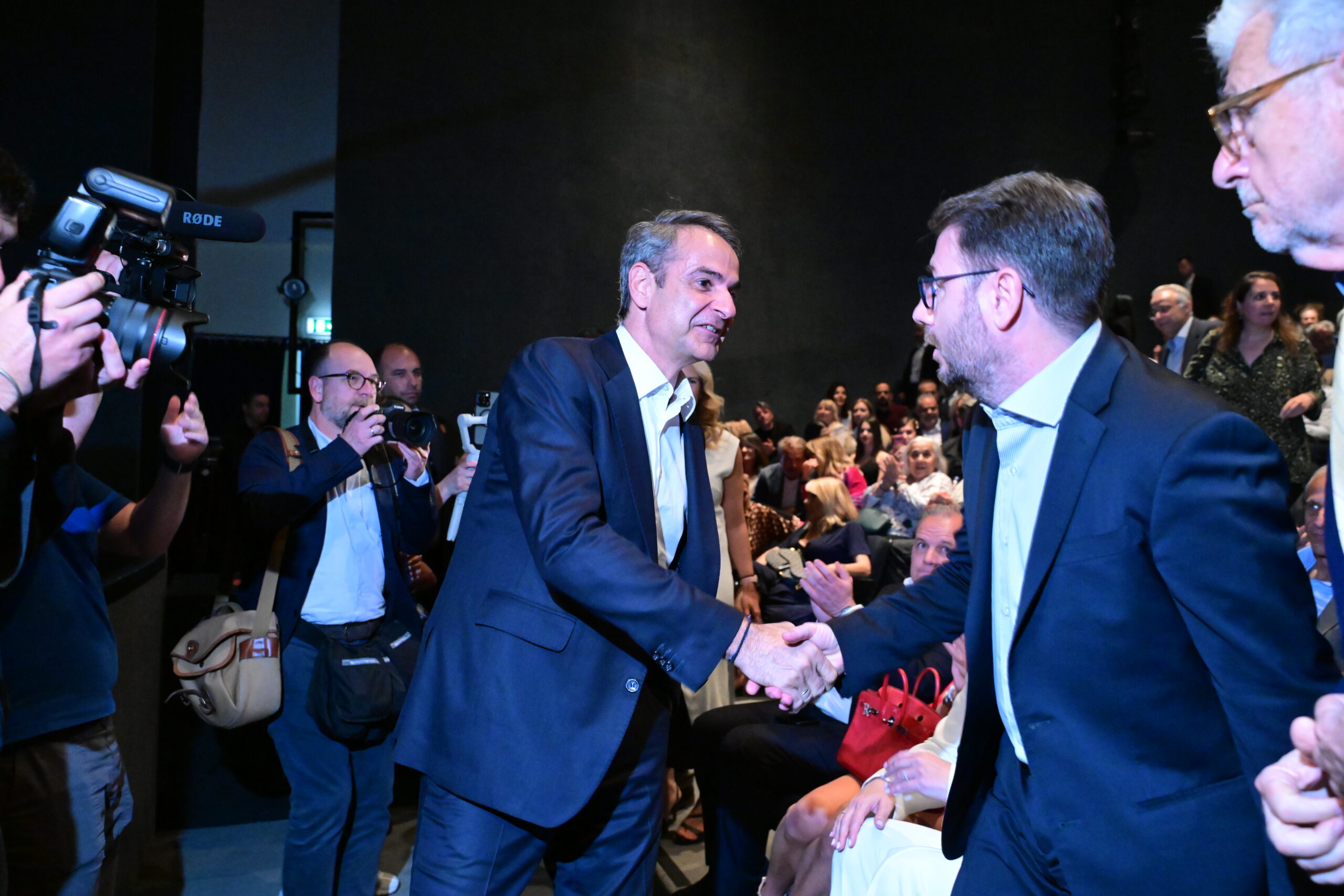 Η μάχη της Κρήτης – Μητσοτάκης vs. Ανδρουλάκης