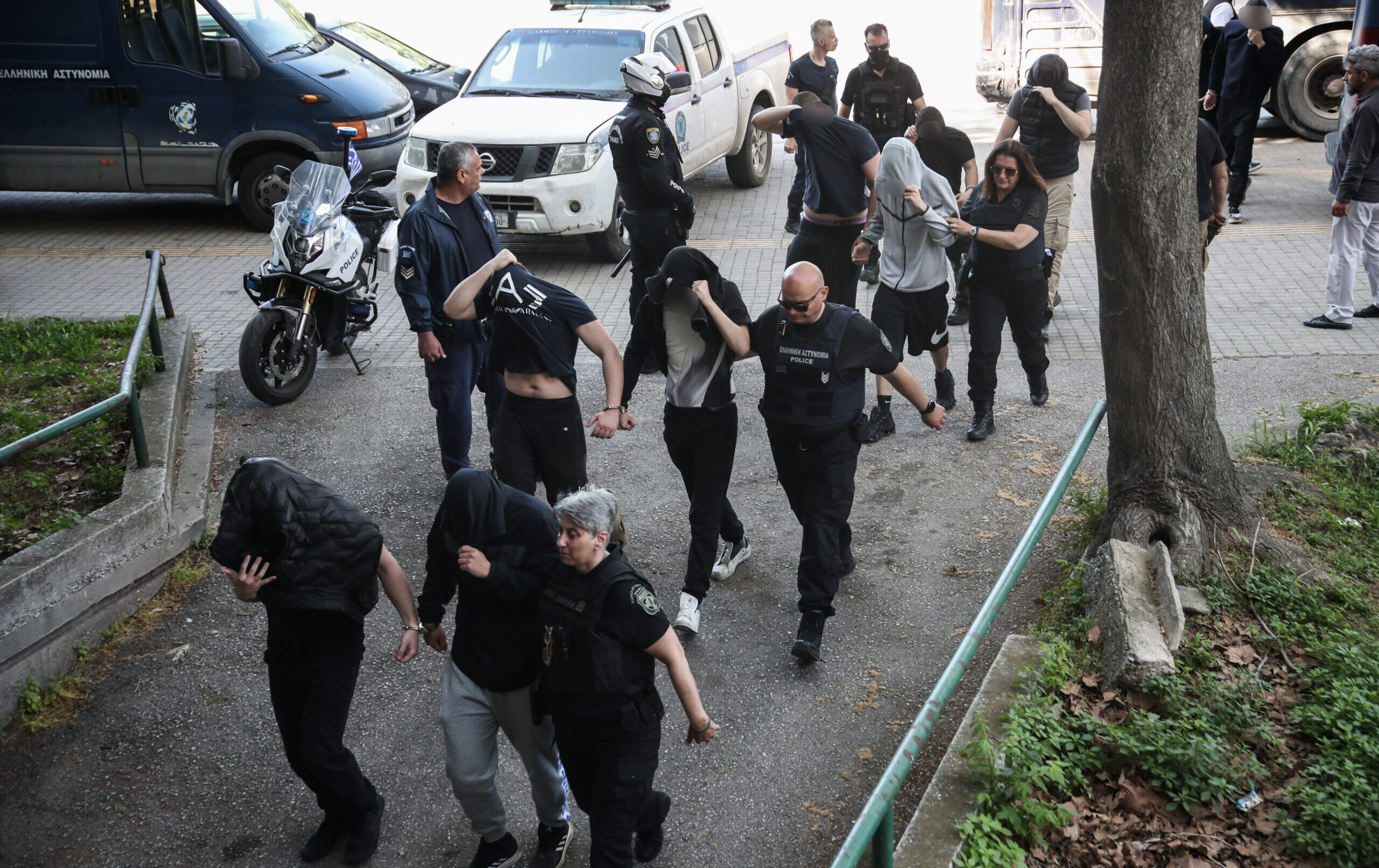 Θεσσαλονίκη: Στο Δικαστικό Μέγαρο οι 28 συλληφθέντες της νεοναζιστικής οργάνωσης