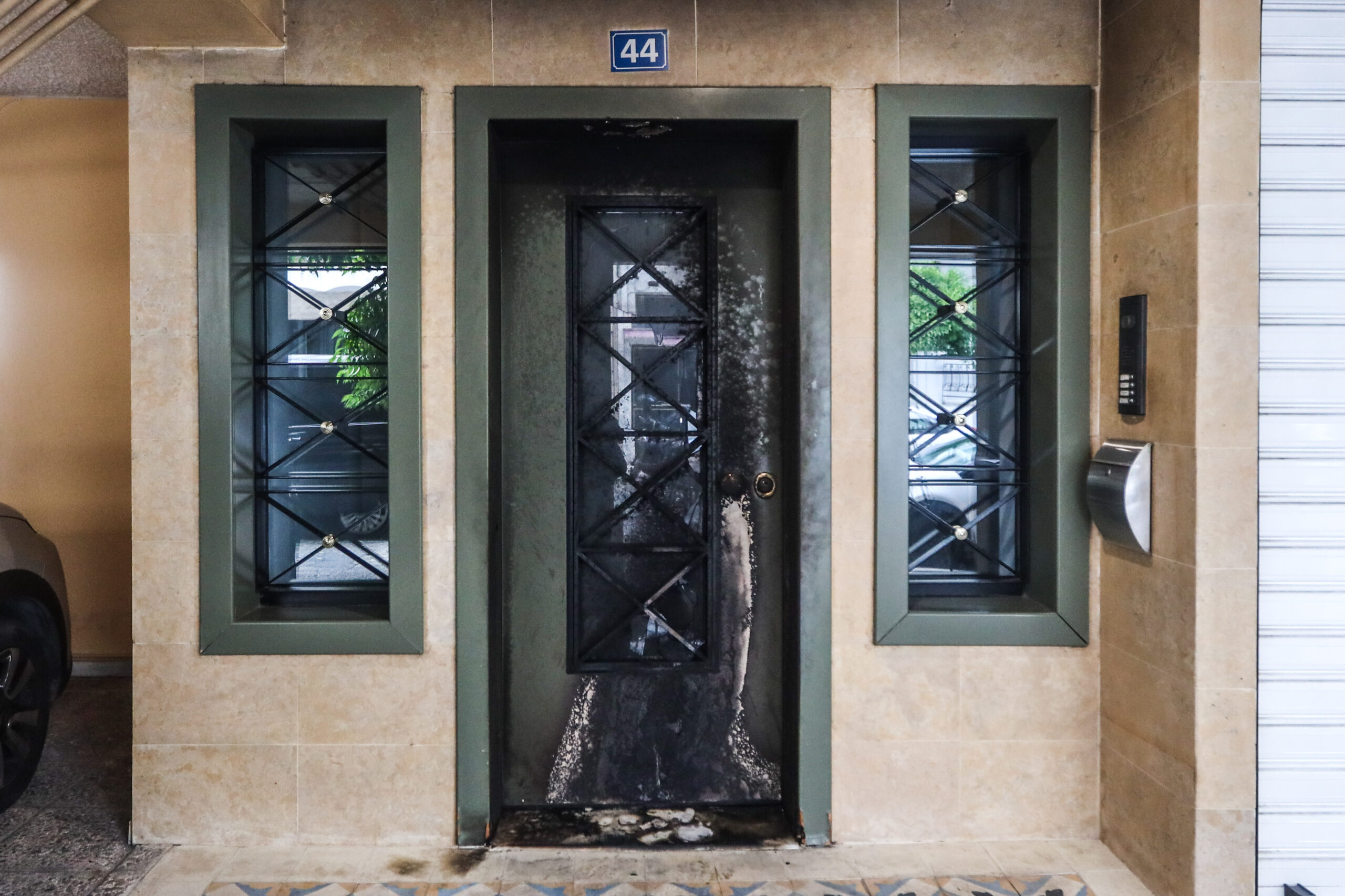 Εμπρηστική επίθεση δέχτηκε ο Χαρακόπουλος της ΝΔ στην είσοδο της πολυκατοικίας του – «Οι αρχές μας είναι ισχυρότερες από τα γκαζάκια τους», δήλωσε το κόμμα