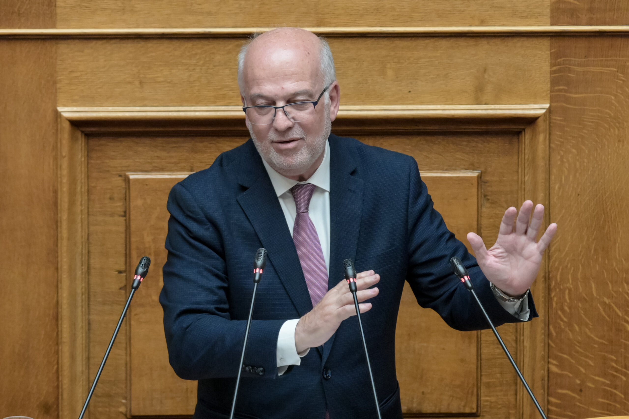 Έντονες αντιδράσεις της αντιπολίτευσης για την τροπολογία περί offshore συζύγων πολιτικών
