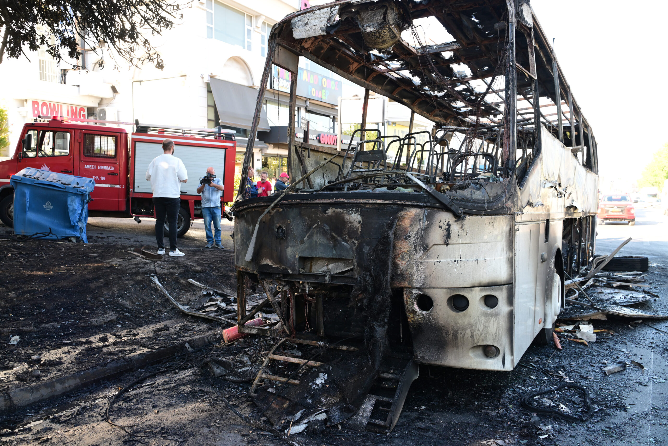Χαϊδάρι: Κάηκε ολοσχερώς τουριστικό λεωφορείο στη λεωφόρο Αθηνών (Βίντεο)