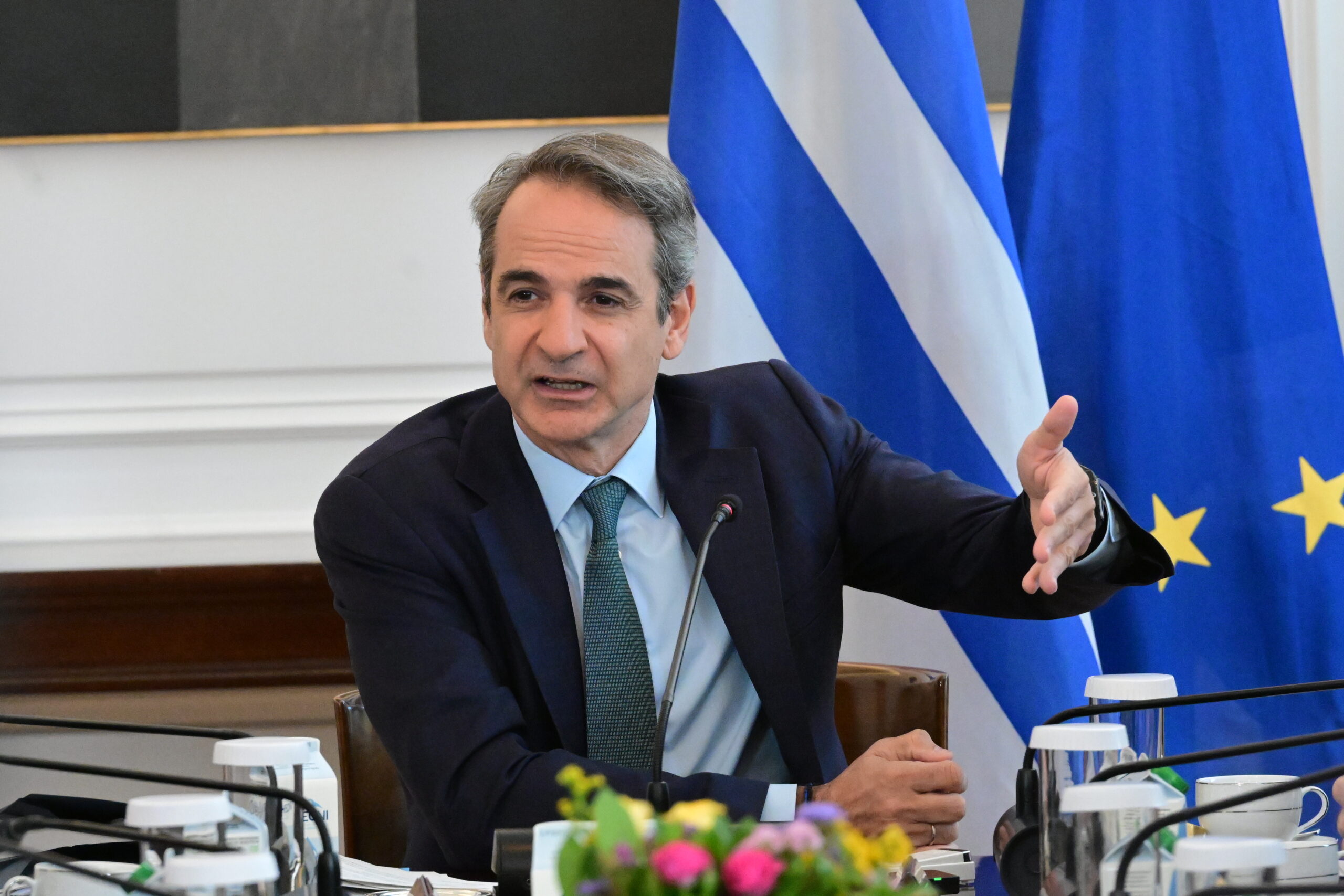 Η «γραμμή άμυνας» της ΝΔ για τον Καραμανλή και το σχέδιο Μητσοτάκη να εγκλωβίσει την αντιπολίτευση
