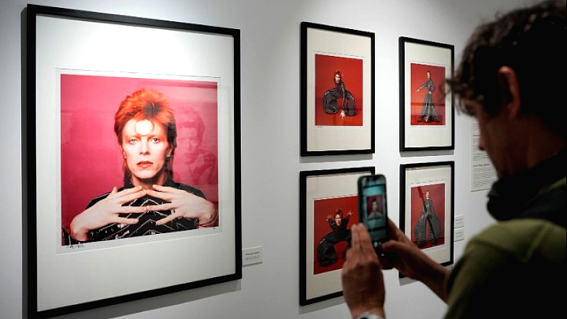 Η έκθεση «Bowie X Sukita» στη Βαρκελώνη αναδεικνύει τον Ντέιβιντ Μπόουι μέσα από τον φακό του Masayoshi Sukita