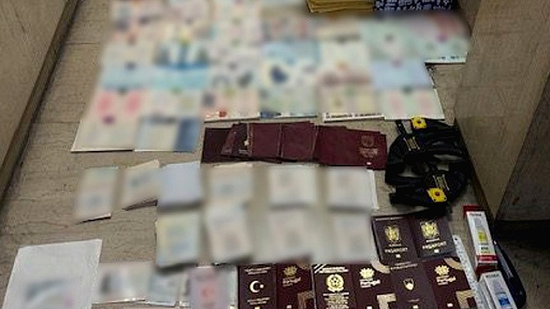 Εξαρθρώθηκε εγκληματική οργάνωση, που εξειδικευόταν στην πλαστογραφία εγγράφων και την παράνομη διακίνηση μεταναστών