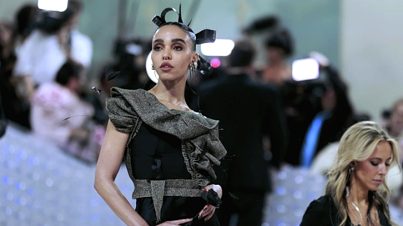 Συζητήσεις της FKA Twigs για τον ρόλο της Ζοζεφίν Μπέικερ σε βιογραφική ταινία