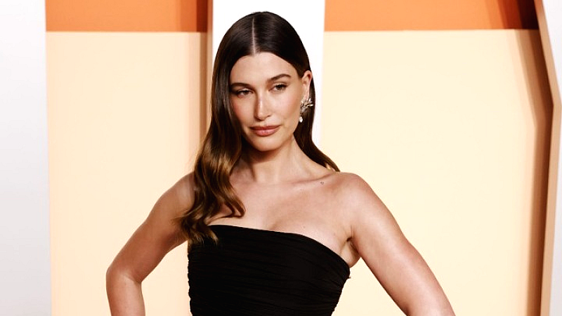 Η Rhode της Χέιλι Μπίμπερ ενώνεται με την Elf Beauty σε συμφωνία 1 δισεκατομμυρίου δολαρίων