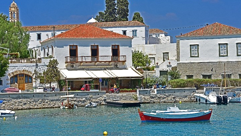 Κυβερνητική σύσκεψη για ρυθμίσεις και έλεγχο της κυκλοφορίας τροχοφόρων στην Ύδρα και τις Σπέτσες
