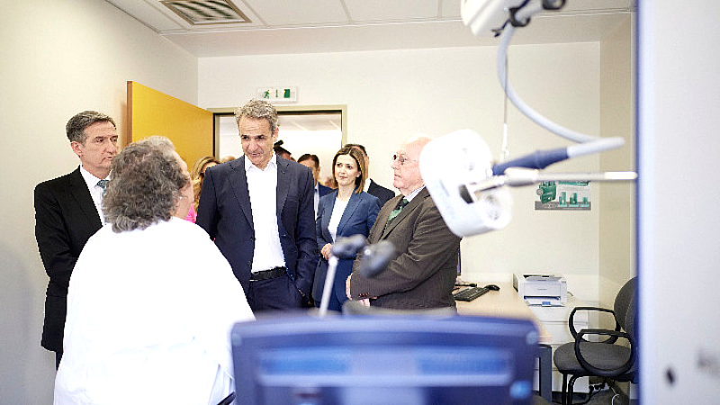 Συγκίνηση Μητσοτάκη κατά την επίσκεψη στο Κέντρο Υγείας Αποθεραπείας και Αποκατάστασης Κερατέας