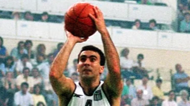 Νίκος Γκάλης: Θυμάται την πρώτη του εμφάνιση με τη γαλανόλευκη φανέλα
