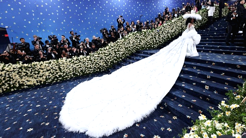 Νταϊάνα Ρος: Η εντυπωσιακή επιστροφή στο Met Gala με ένα συγκινητικό αφιέρωμα στην οικογένειά της