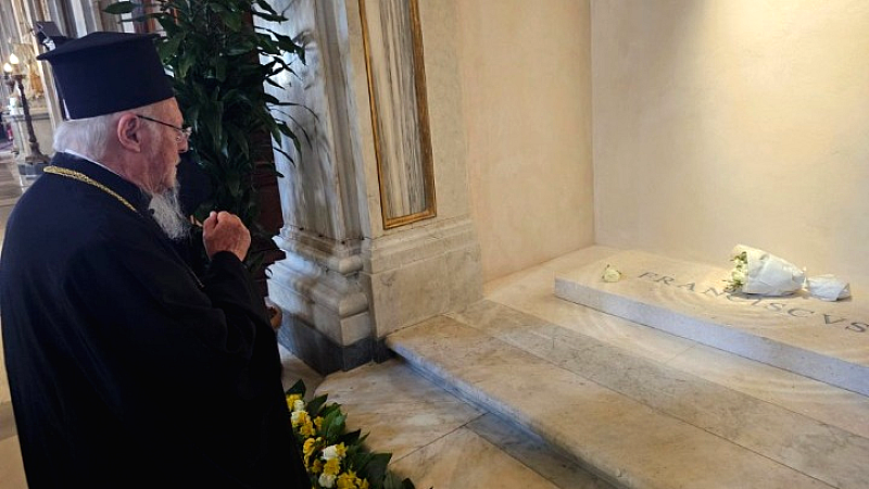 Επίσκεψη του Βαρθολομαίου στον τάφο του Φραγκίσκου: κοινά οράματα και ιδανικά