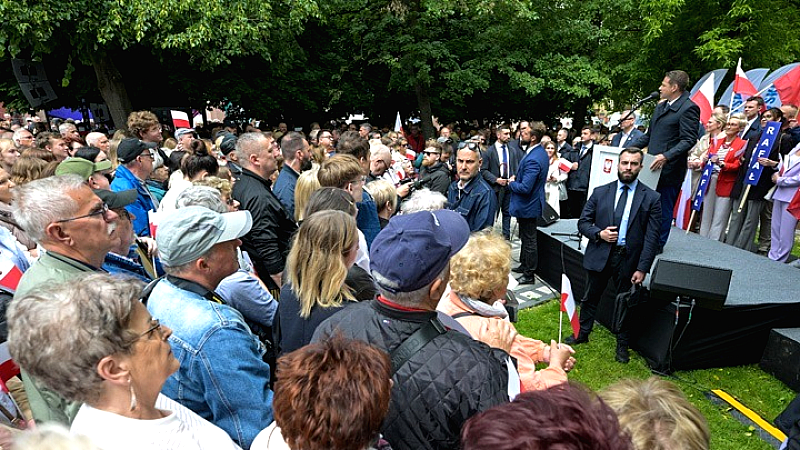Πολωνία: Στην κόψη του ξυραφιού οι προεδρικές εκλογές πριν την αναμέτρηση της Κυριακής