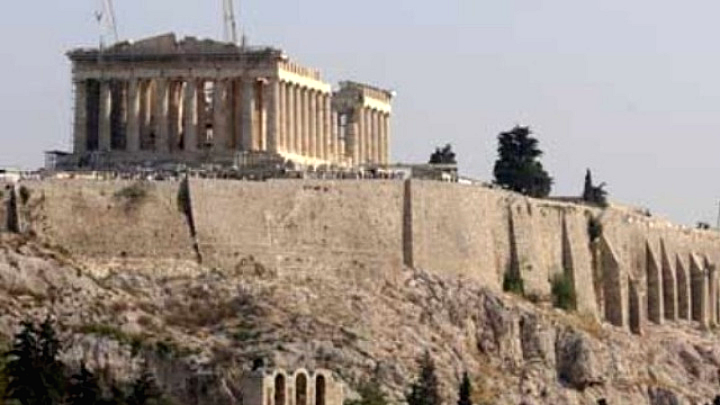 Δώδεκα προσαγωγές μετά από προσπάθεια ανάρτησης της σημαίας της Παλαιστίνης στην Ακρόπολη