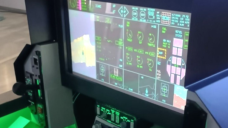 Εντυπωσιακός προσομοιωτής F-35 από Ηρακλειώτη έφερε την αεροπορία κοντά στους μαθητές
