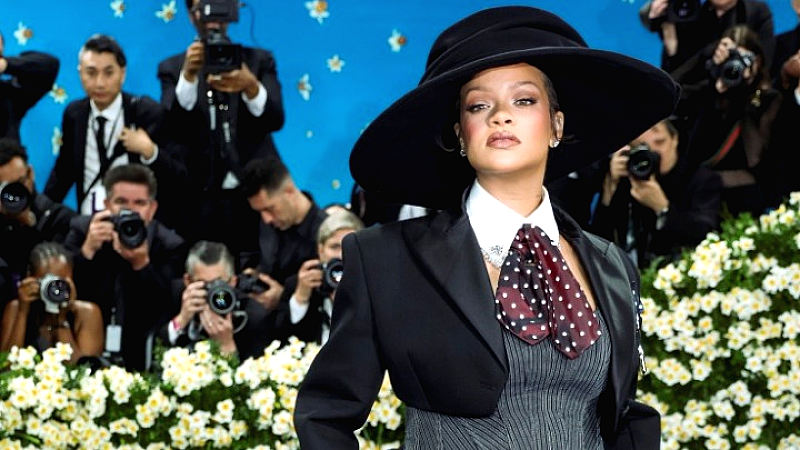 Rihanna: Ανακοίνωσε την τρίτη εγκυμοσύνη της με εντυπωσιακή εμφάνιση στο Met Gala