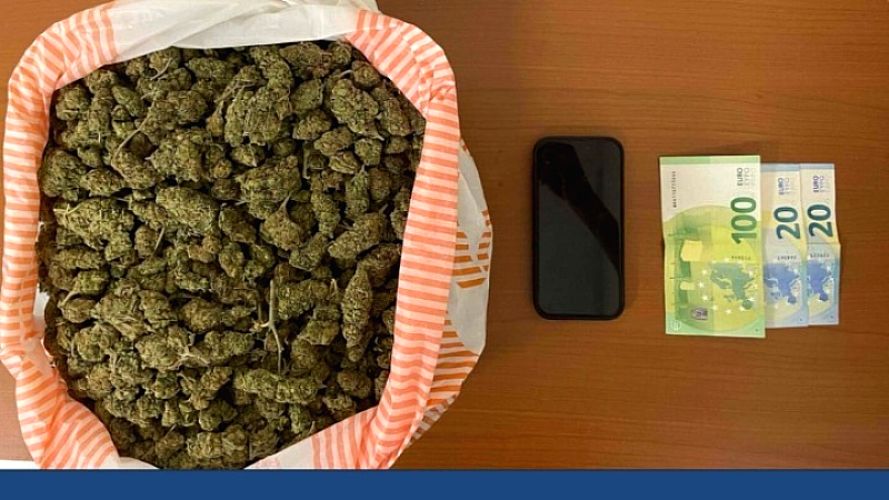 Σύλληψη 30χρονου στη Θεσσαλονίκη για παραλαβή ταχυδρομικού δέματος με ακατέργαστη κάνναβη