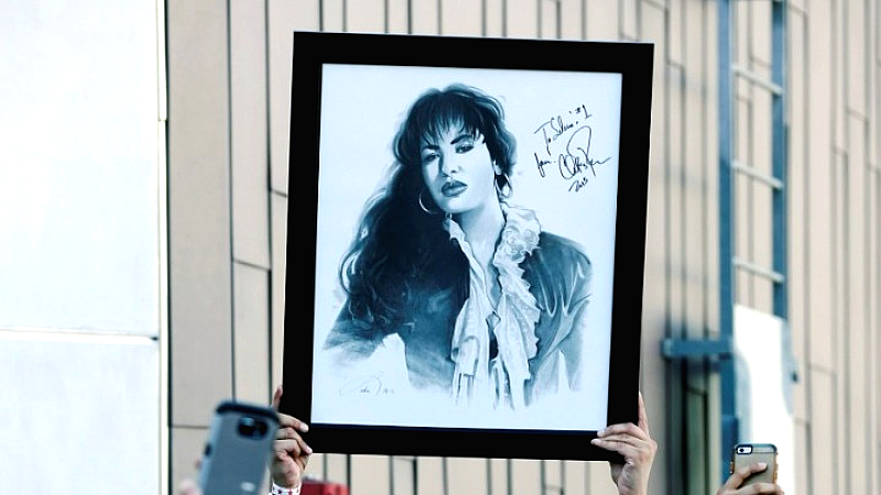Το ντοκιμαντέρ «Selena y Los Dinos» αποκαλύπτει τη ζωή της Σελίνα Κιντανίγια