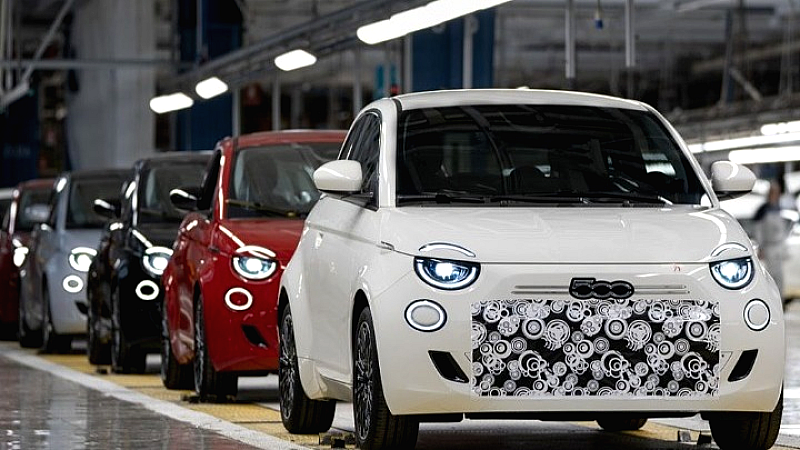 Το νέο Fiat 500 Hybrid έκανε την παρθενική του εμφάνιση στη γραμμή παραγωγής του εργοστασίου Mirafiori