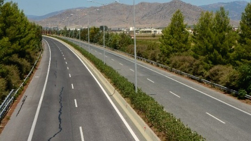 Πυρκαγιά υπό έλεγχο στην παλαιά εθνική Αθηνών-Κορίνθου – Αποκαταστάθηκε η κυκλοφορία