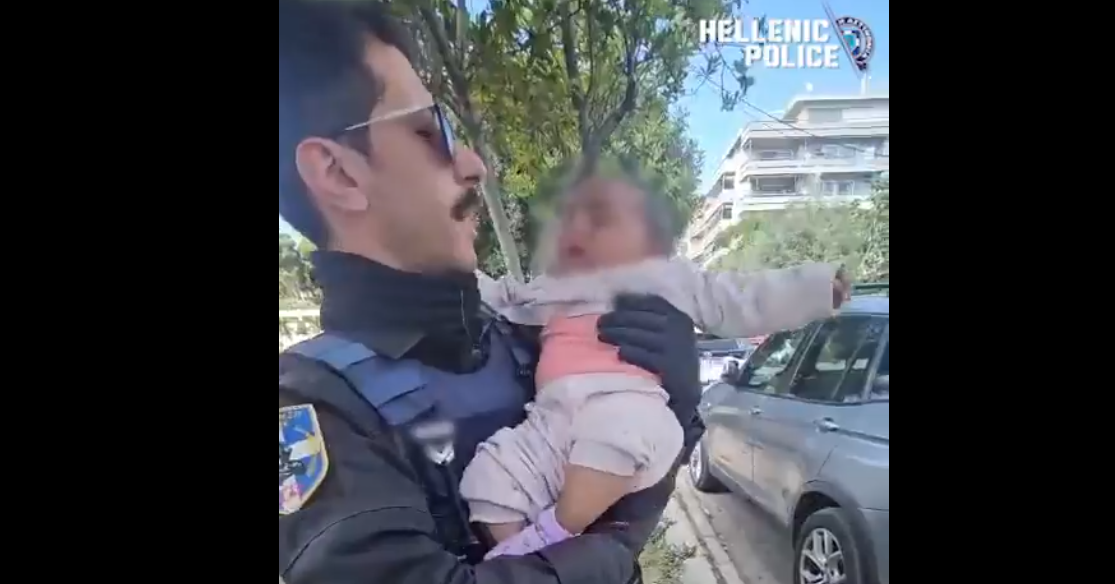 Άλιμος: Η στιγμή που η αστυνομία εντοπίζει το 6 μηνών βρέφος δίπλα στον κάδο σκουπιδιών (Βίντεο)