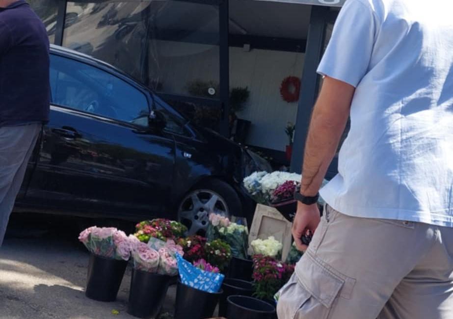 Τροχαίο ατύχημα στην Κηφισιά: ΙΧ εισβάλλει σε ανθοπωλείο, αποφεύγονται τα θύματα