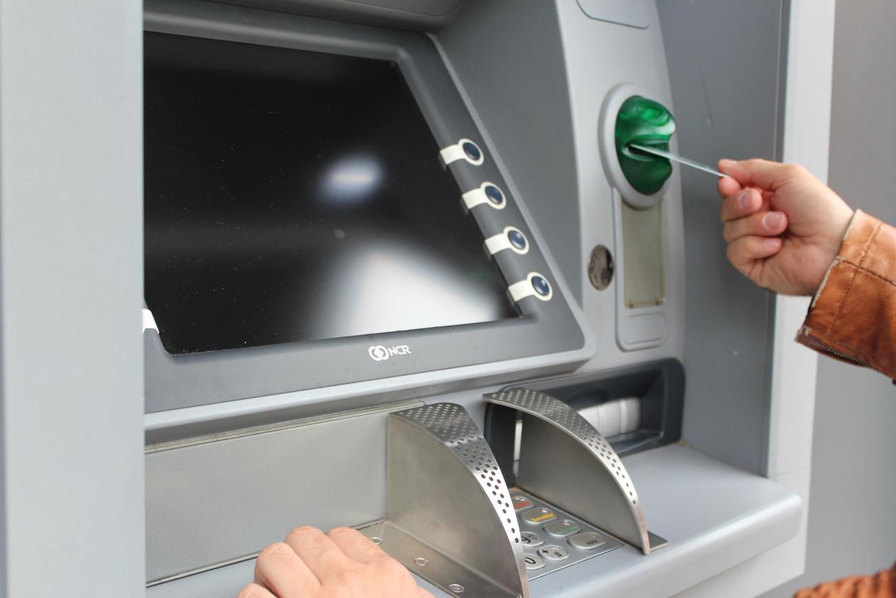 Νέες ρυθμίσεις στη λειτουργία της προπληρωμένης κάρτας για τα επιδόματα ΔΥΠΑ και ΟΠΕΚΑ