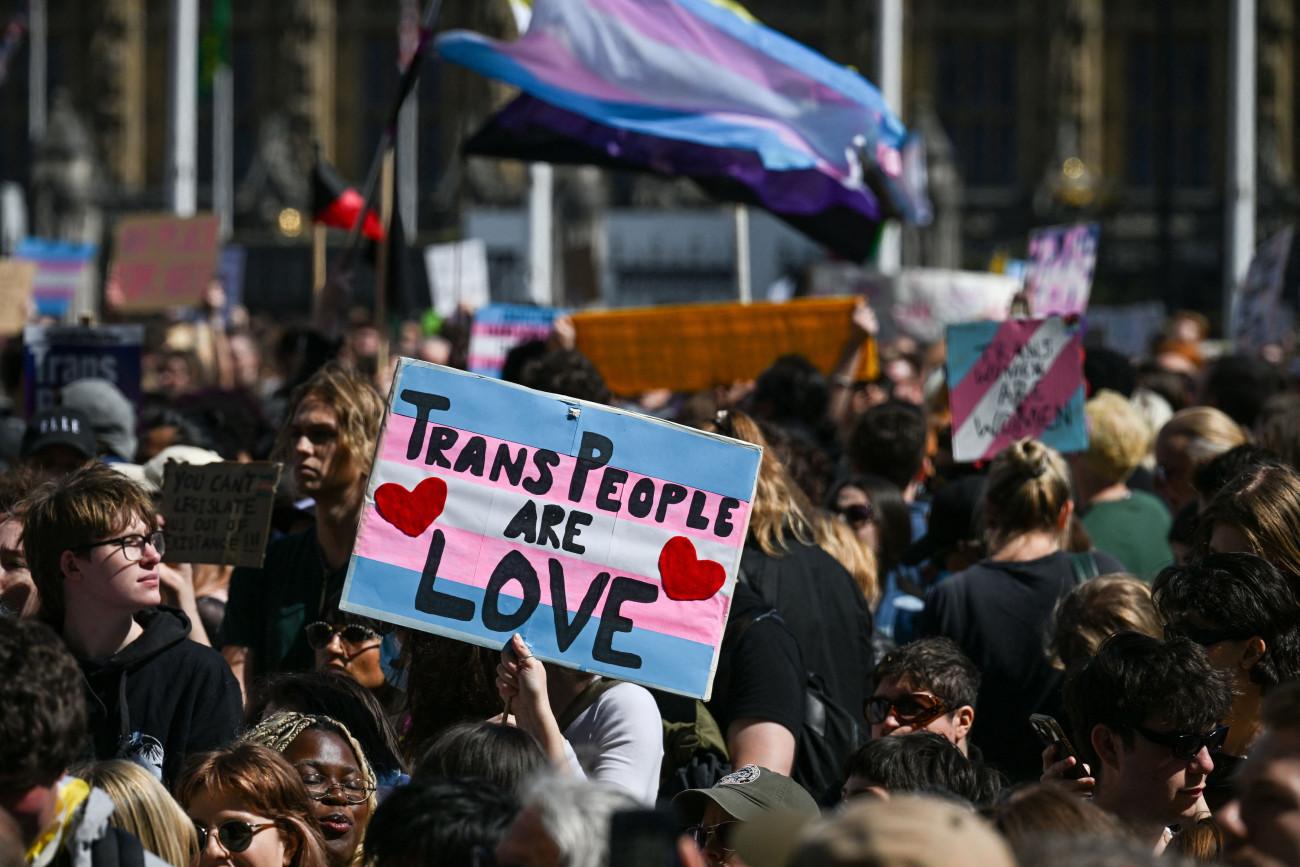 Ηνωμένο Βασίλειο: ΛΟΑΤΚΙ+ φιλανθρωπικές οργανώσεις προειδοποιούν για κρίση στα δικαιώματα των τρανς ατόμων