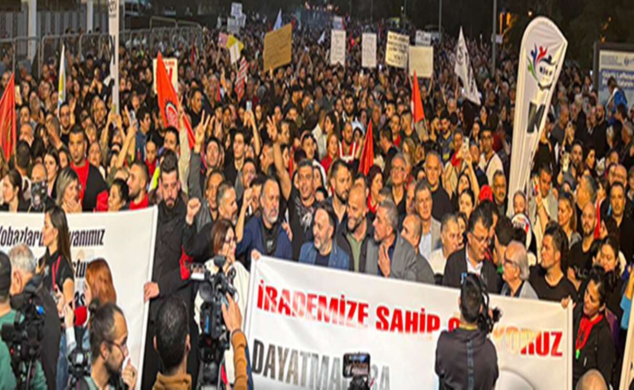 Διαδηλώσεις και γενική απεργία στα κατεχόμενα ενάντια στη χρήση μαντίλας σε δημόσια λύκεια
