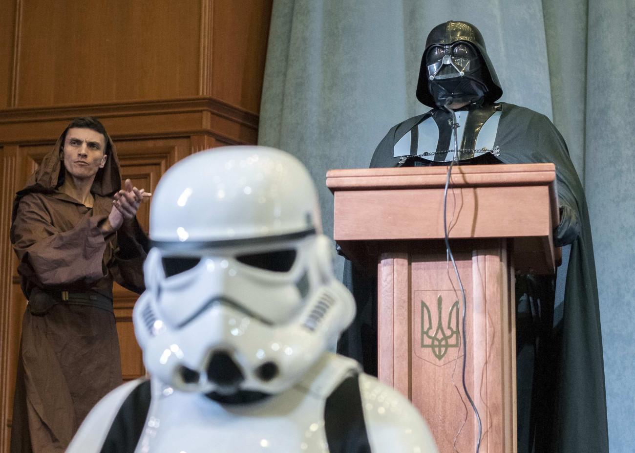 Τι διδάγματα μπορεί να προσφέρει το Star Wars για τη δημοκρατία και την παρακμή της