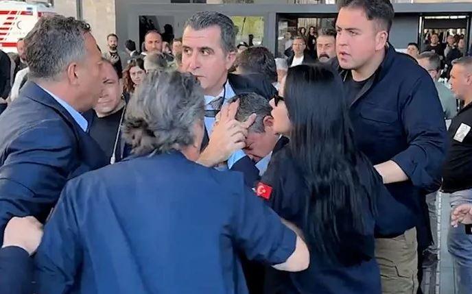 Τουρκία: Επίθεση κατά του προέδρου του Ρεπουμπλικανικού Λαϊκού Κόμματος, Οζγκιούρ Οζέλ, στην Κωνσταντινούπολη