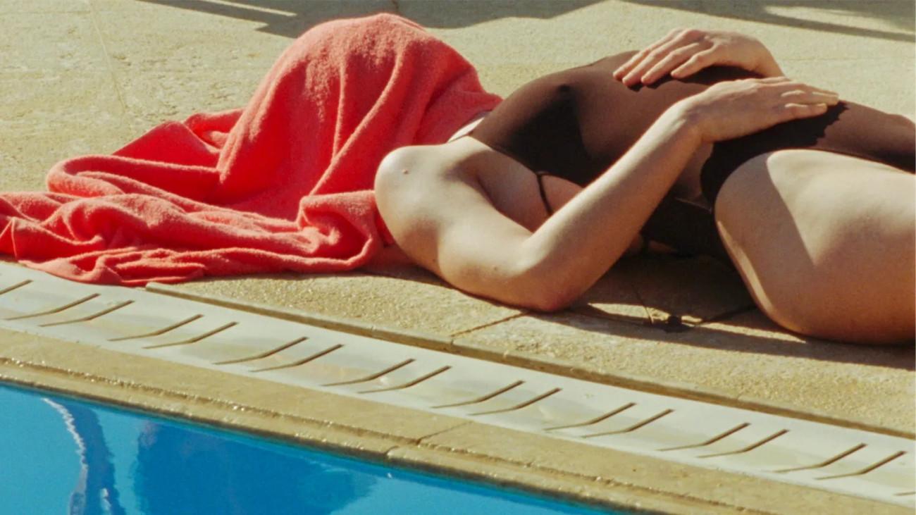 Η νέα arthouse ταινία που διαδραματίζεται σε μια ελληνική βίλα διακοπών: Ήλιος, θάλασσα και σεξ υπό κριτική