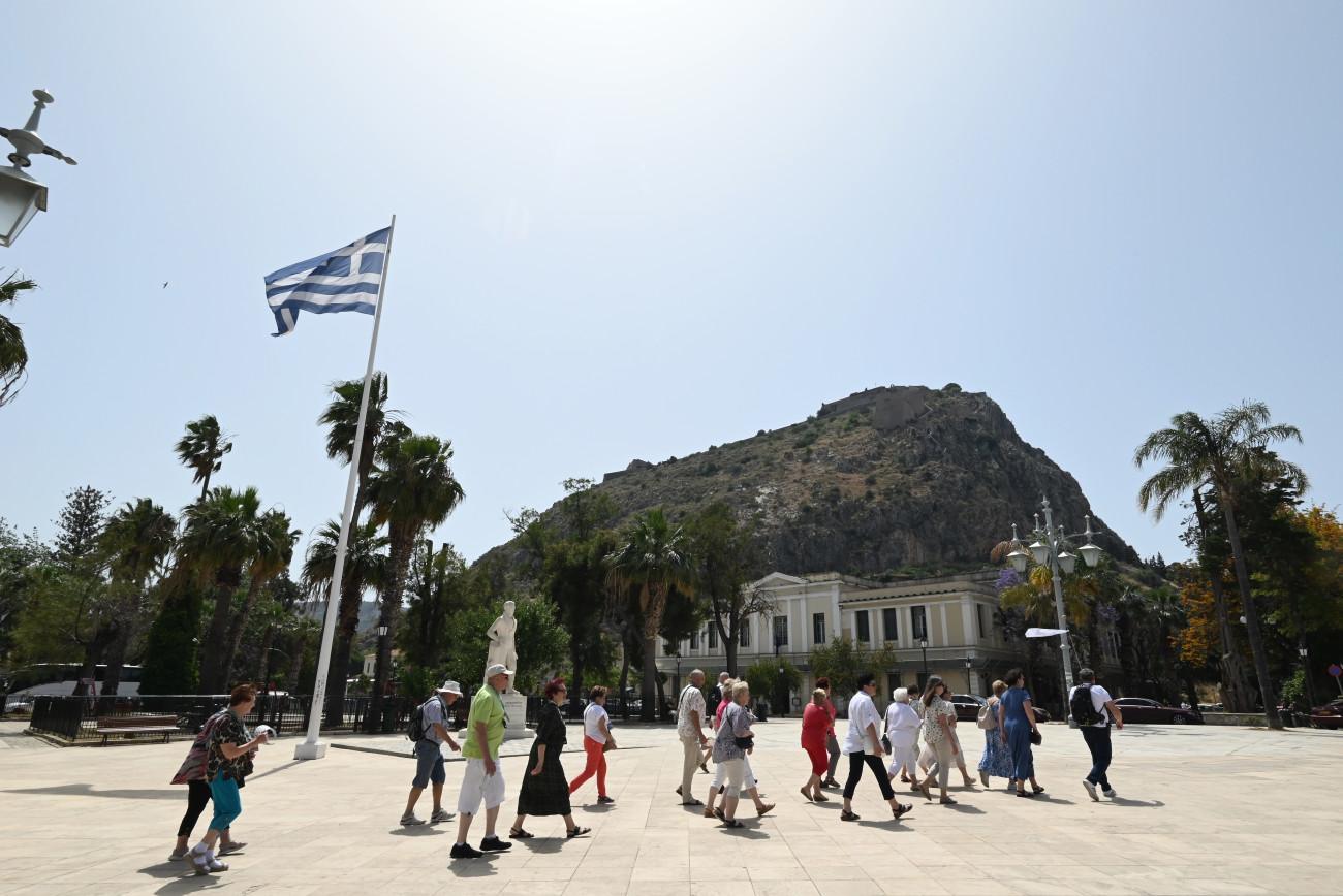 Καιρός: Υψηλές θερμοκρασίες και σκόνη από τη Σαχάρα έως την Παρασκευή