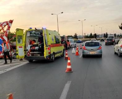 Σοβαρό τροχαίο στην ΕΟ Θεσσαλονίκης Μουδανιών: ΙΧ συγκρούστηκε με όχημα έργου, τραυματίας ο εργάτης