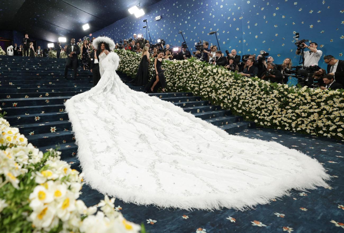 Met Gala 2025 – Η Νταϊάνα Ρος επιστρέφει με φτερά, πούπουλα, καπέλα και pinstripe κοστούμια